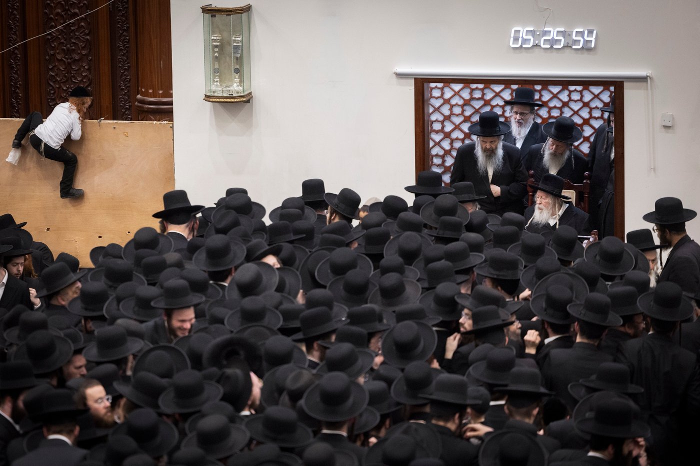 האדמו"ר מגור בהדלקת הנר הרביעי של חנוכה