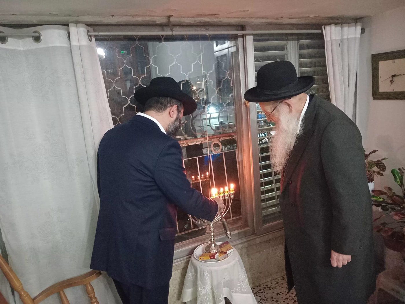 הגר"מ מאיה בהדלקת נרות חנוכה