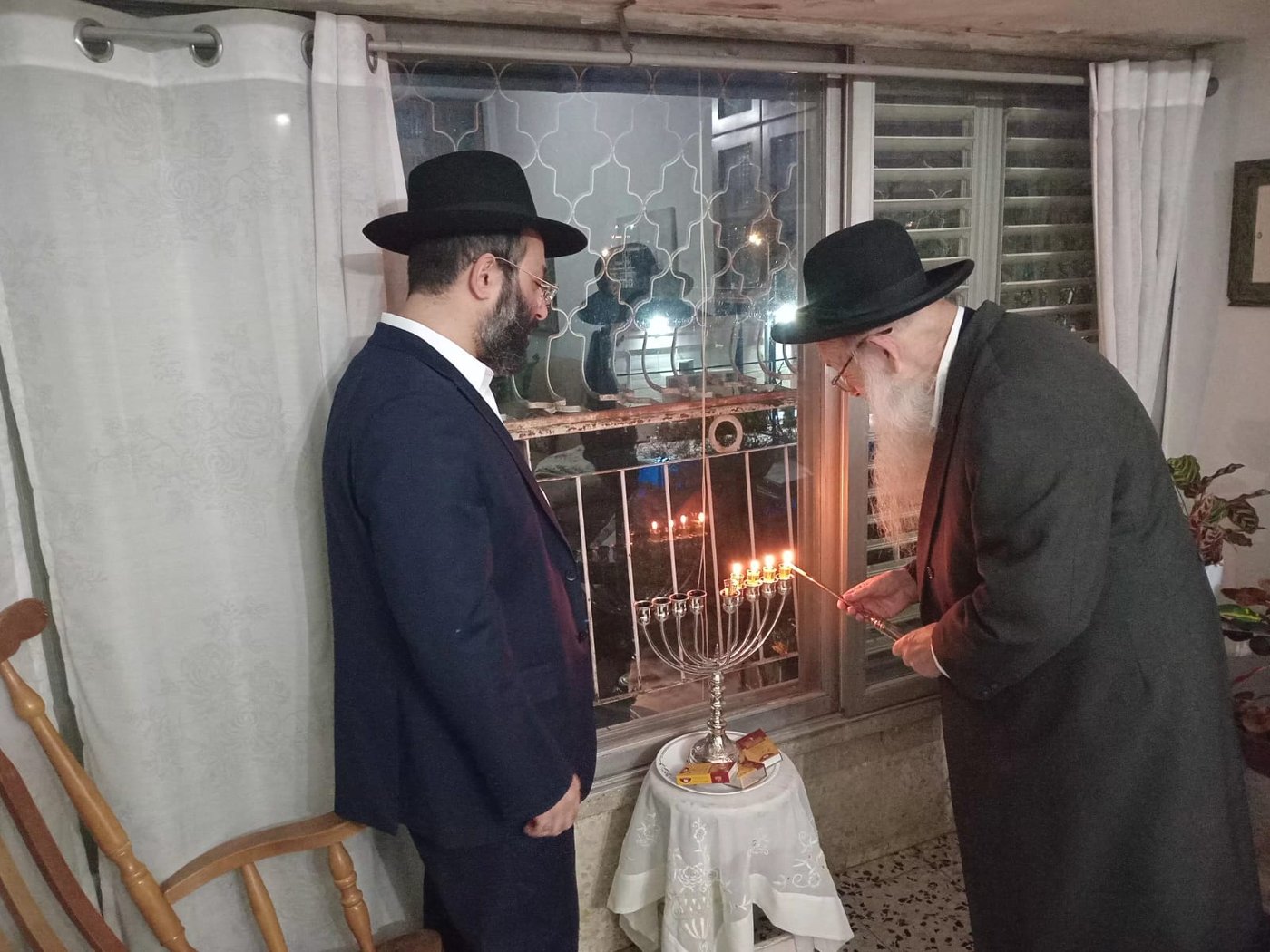 הגר"מ מאיה בהדלקת נרות חנוכה