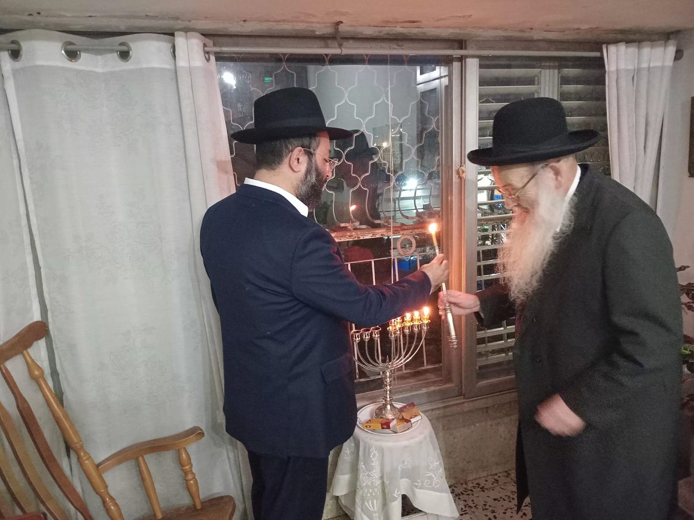 הגר"מ מאיה בהדלקת נרות חנוכה