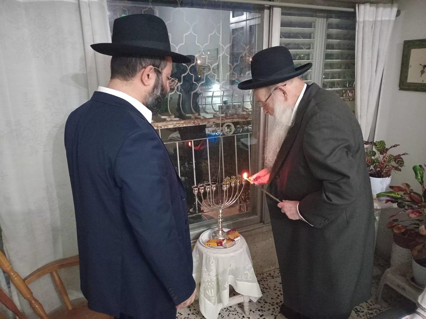 הגר"מ מאיה בהדלקת נרות חנוכה