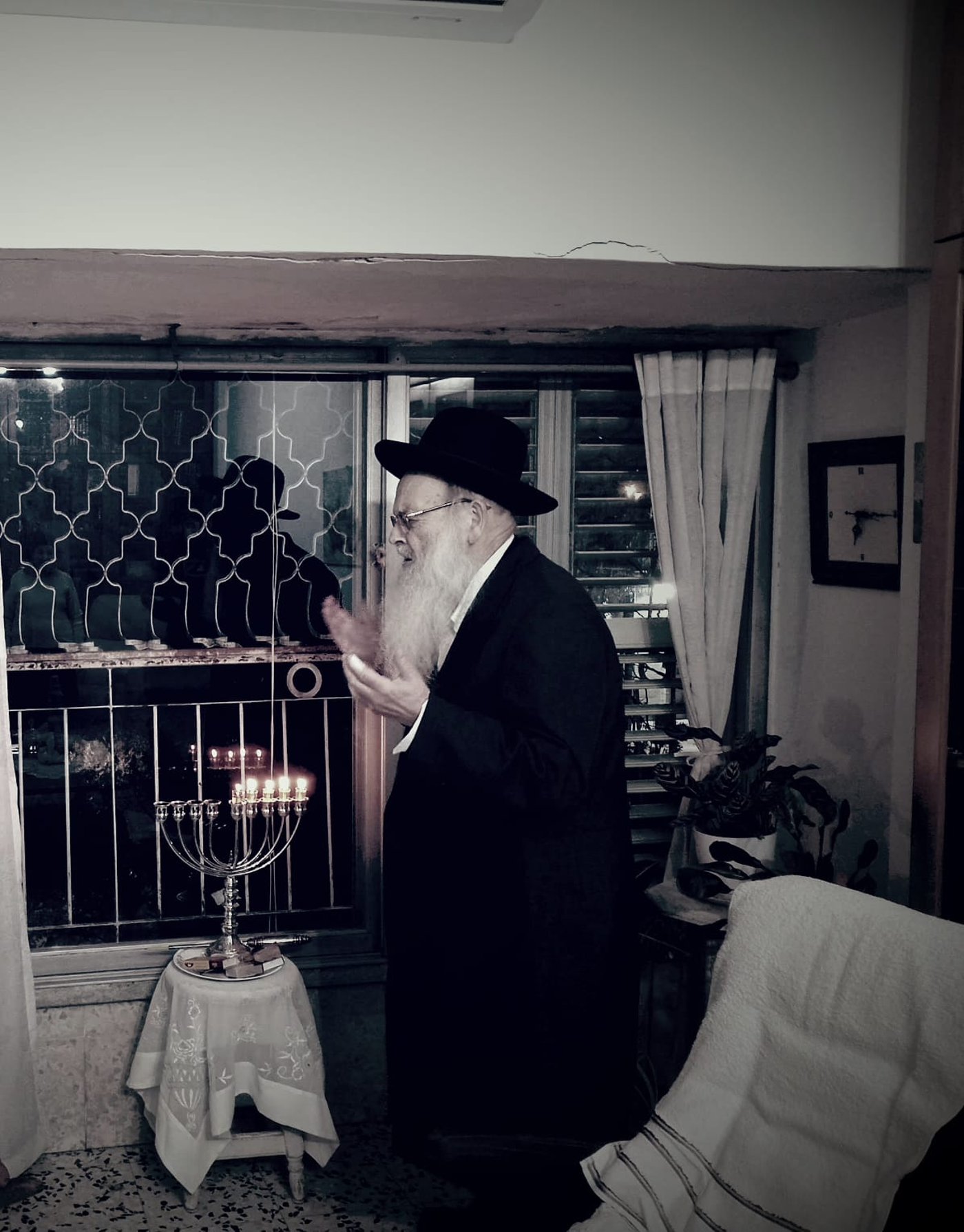 הגר"מ מאיה בהדלקת נרות חנוכה