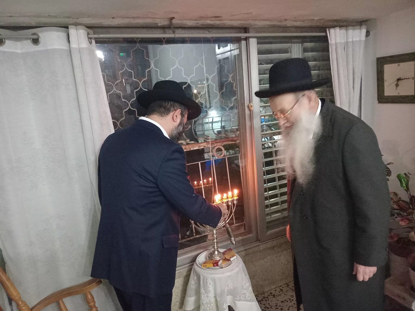 הגר"מ מאיה בהדלקת נרות חנוכה