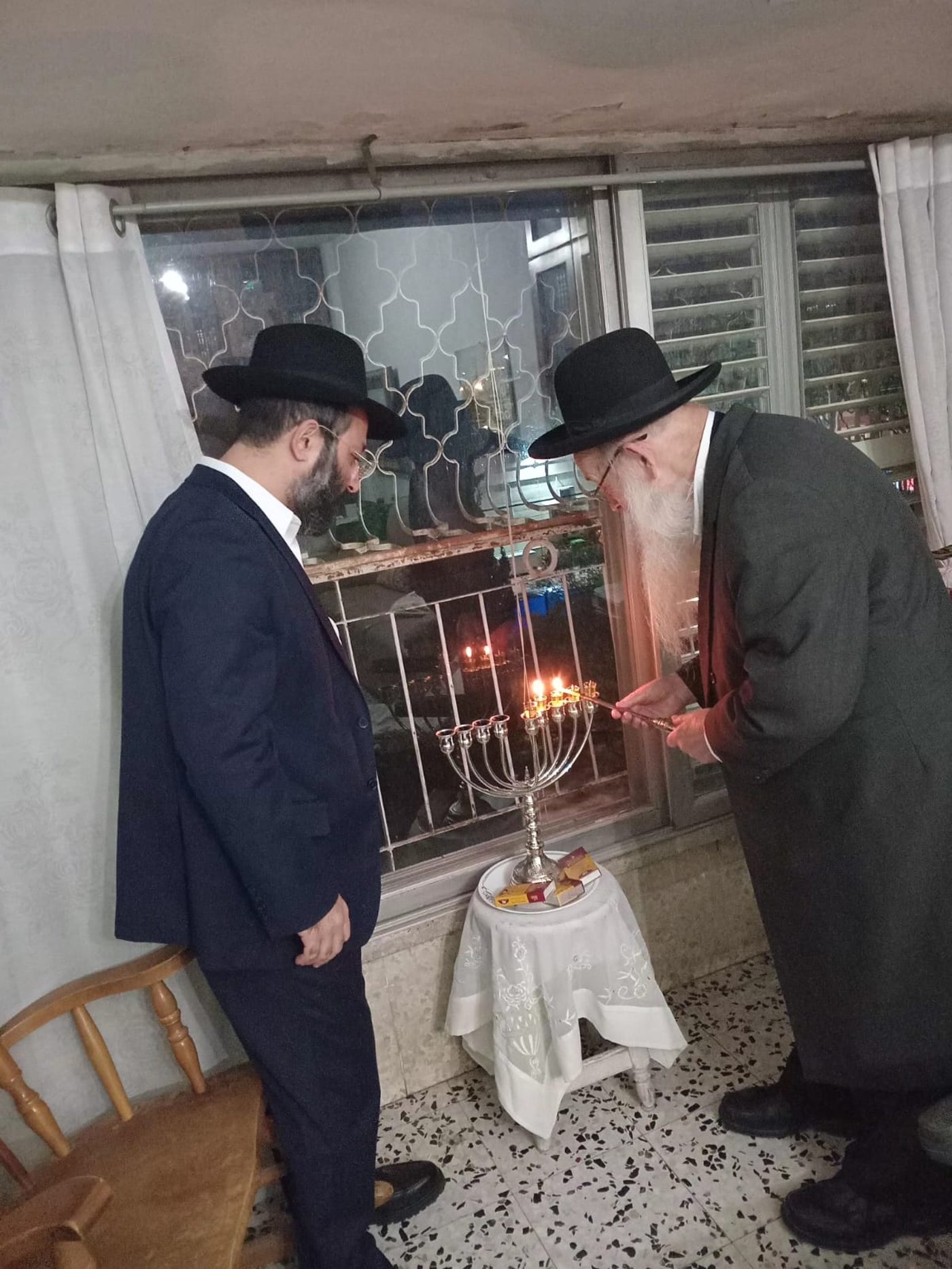 הגר"מ מאיה בהדלקת נרות חנוכה