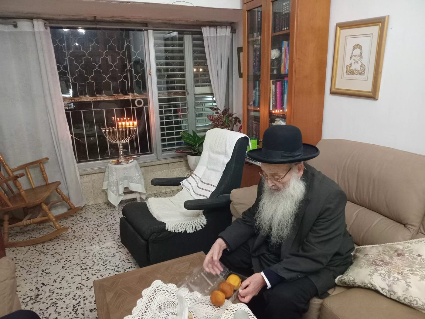 הגר"מ מאיה בהדלקת נרות חנוכה