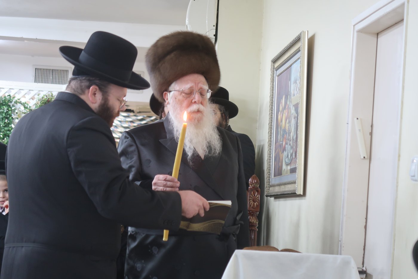 האדמו"ר משאץ ויז'ניץ בהדלקת נרות חנוכה