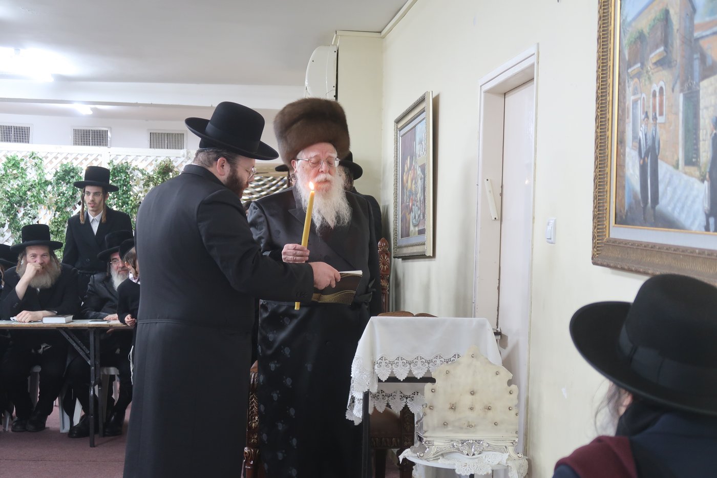 האדמו"ר משאץ ויז'ניץ בהדלקת נרות חנוכה