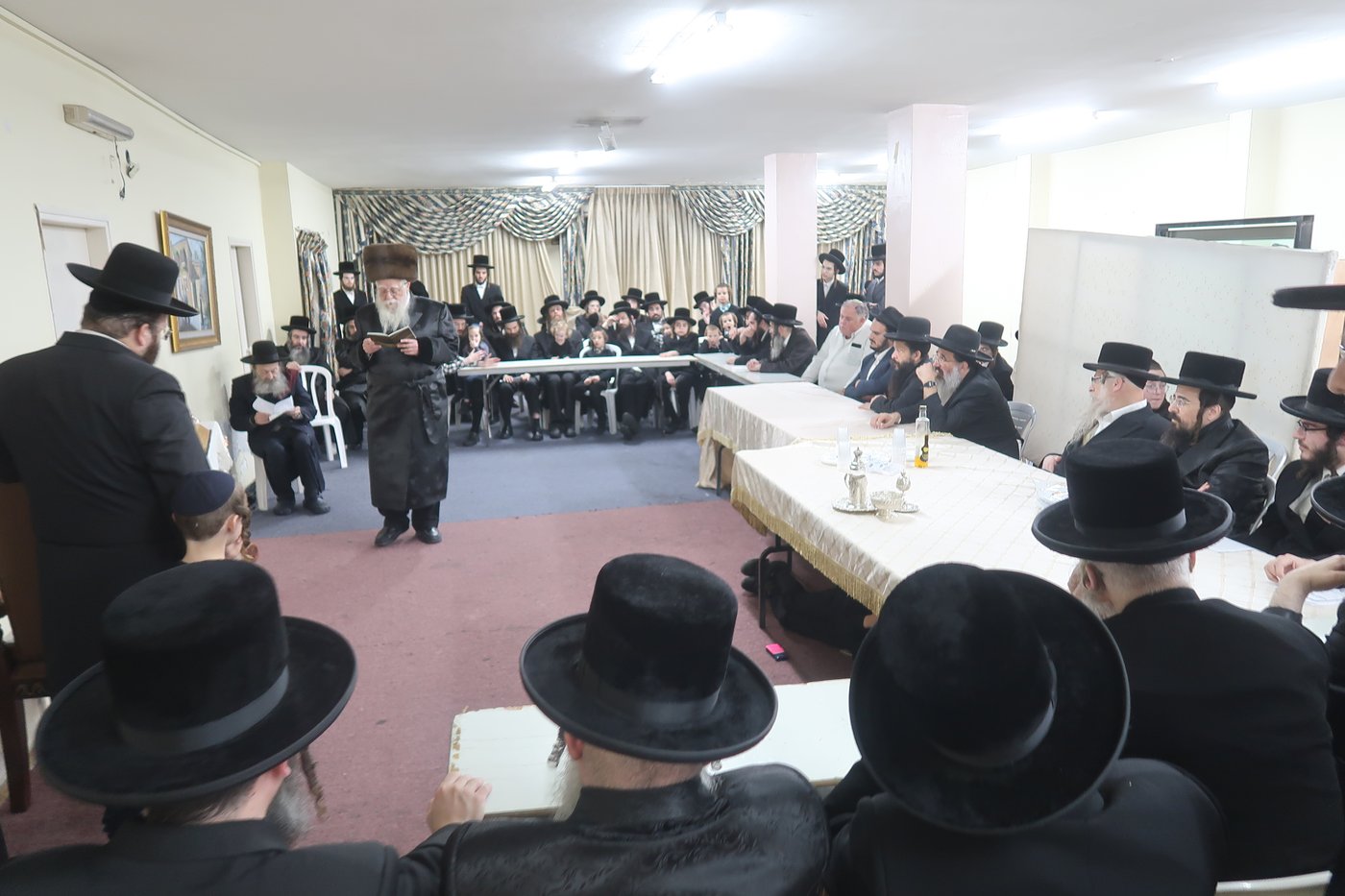 האדמו"ר משאץ ויז'ניץ בהדלקת נרות חנוכה