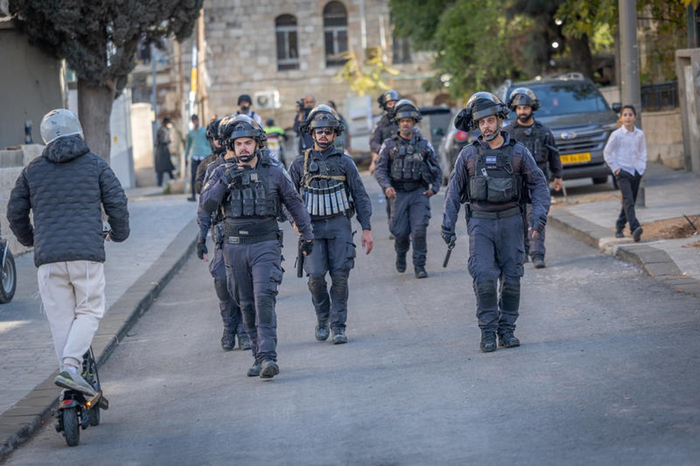 13 שוטרים נפצעו, לפחות 4 חרדים עצורים: שעות של עימותים סוערים וחריגים בירושלים | רגע אחרי רגע