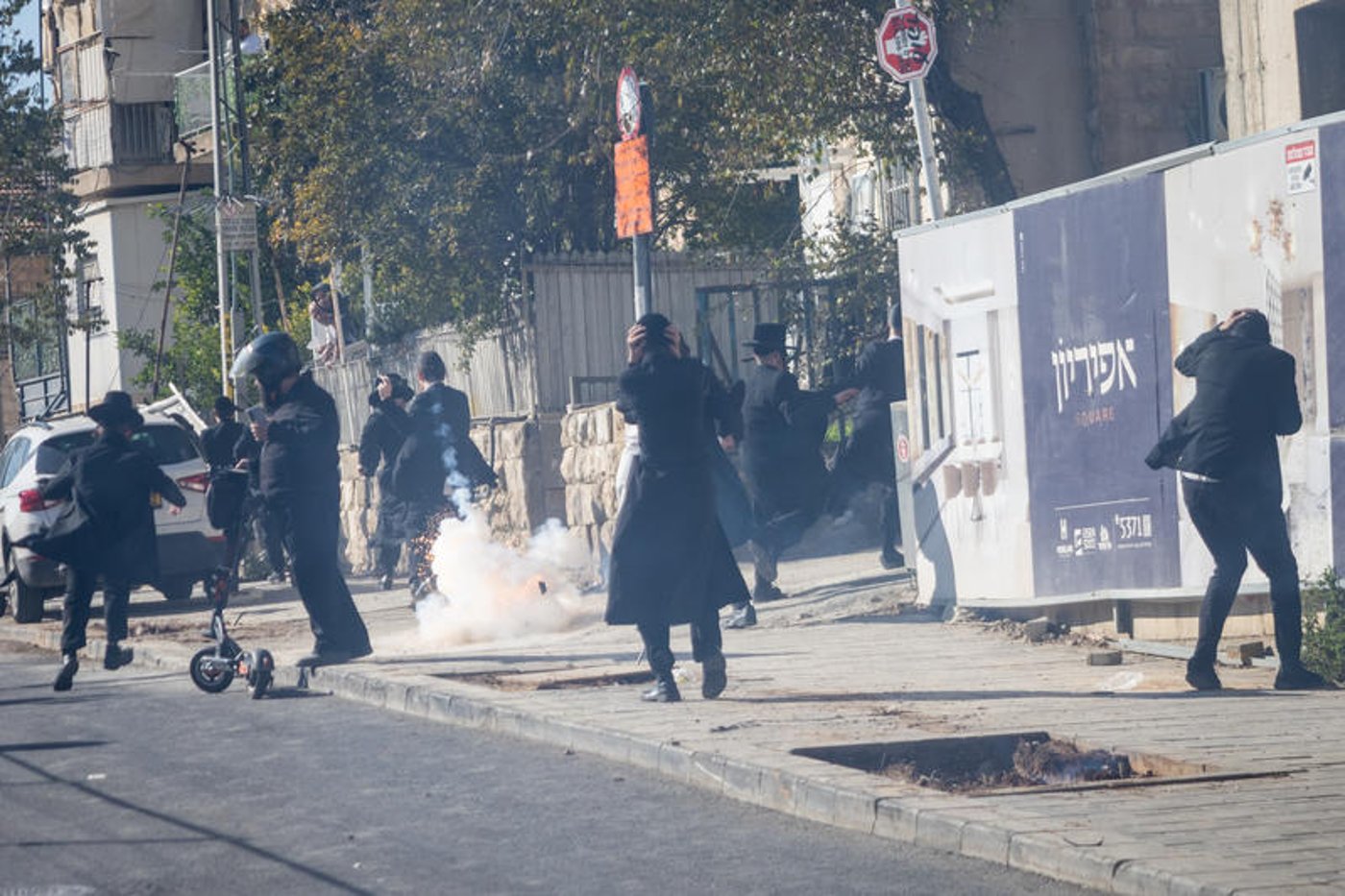 13 שוטרים נפצעו, לפחות 4 חרדים עצורים: שעות של עימותים סוערים וחריגים בירושלים | רגע אחרי רגע
