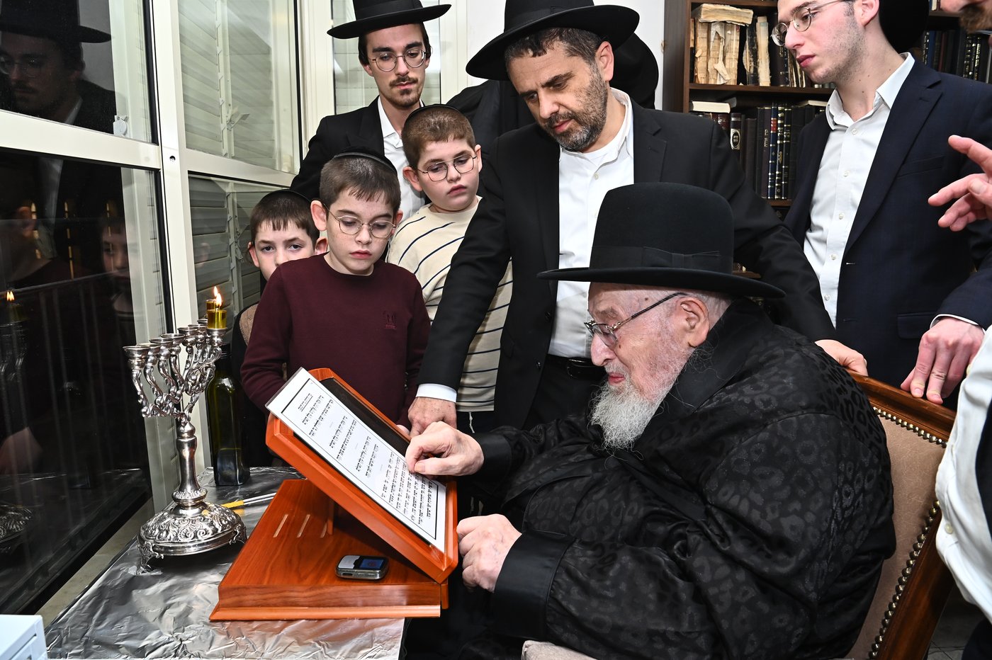 הגרמ"צ ברגמן בהדלקת נרות חנוכה