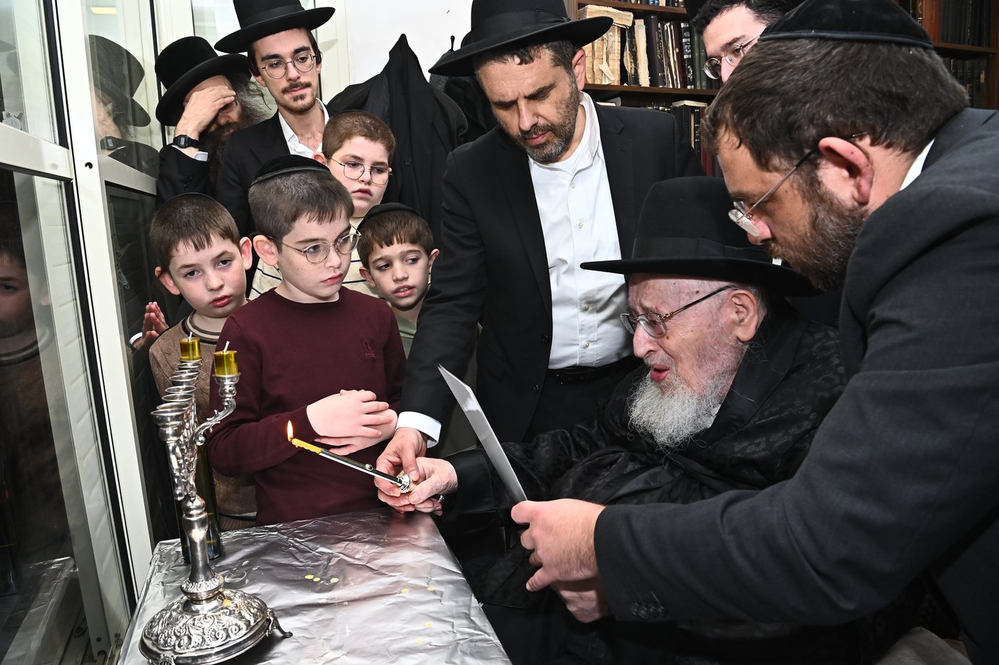 הגרמ"צ ברגמן בהדלקת נרות חנוכה