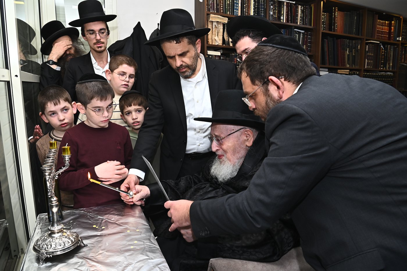 הגרמ"צ ברגמן בהדלקת נרות חנוכה