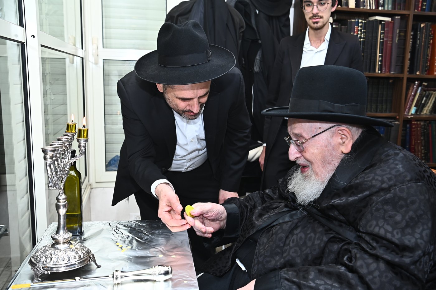 הגרמ"צ ברגמן בהדלקת נרות חנוכה