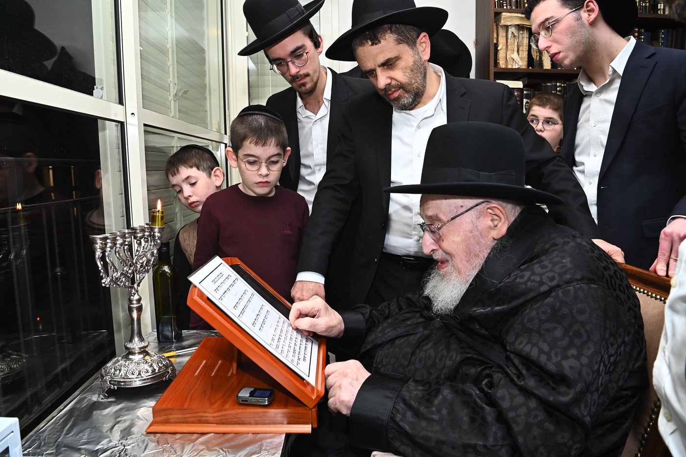 הגרמ"צ ברגמן בהדלקת נרות חנוכה