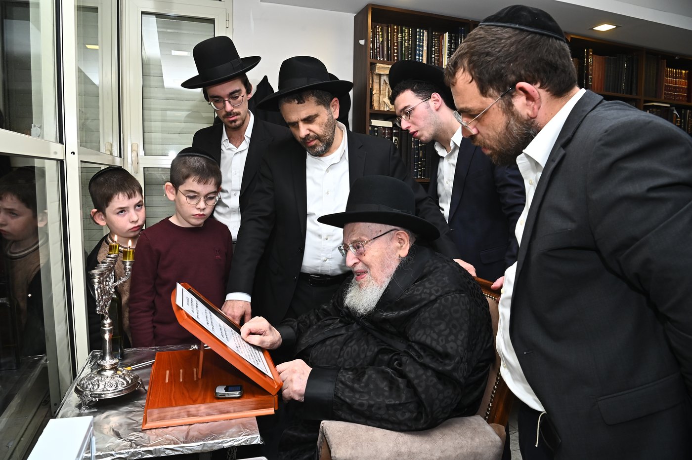 הגרמ"צ ברגמן בהדלקת נרות חנוכה