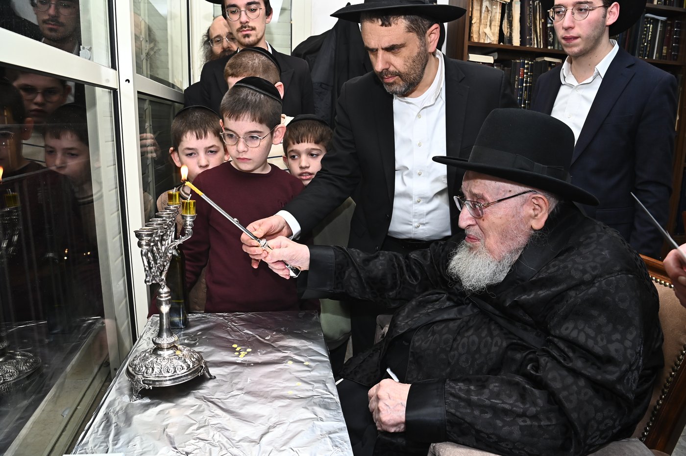 הגרמ"צ ברגמן בהדלקת נרות חנוכה