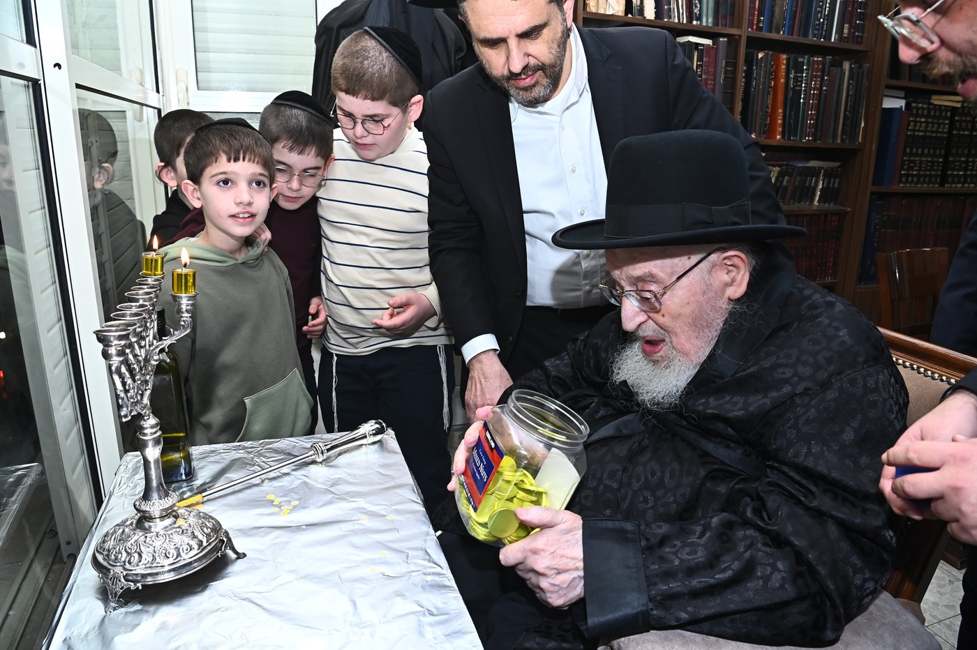 הגרמ"צ ברגמן בהדלקת נרות חנוכה