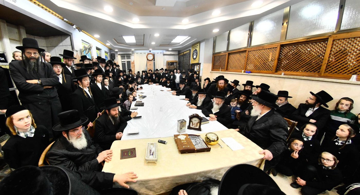 האדמו"ר מנאראל בהדלקת נרות חנוכה