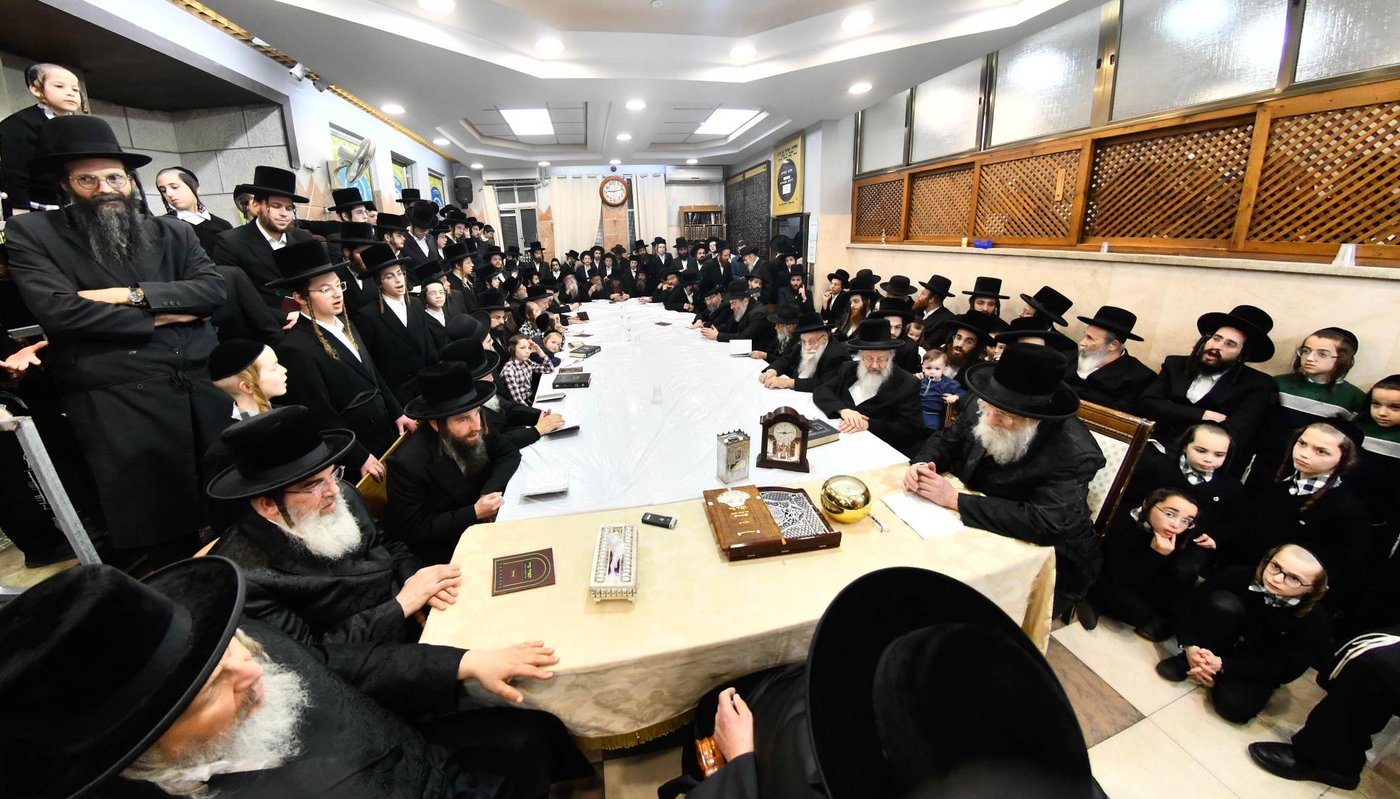 האדמו"ר מנאראל בהדלקת נרות חנוכה