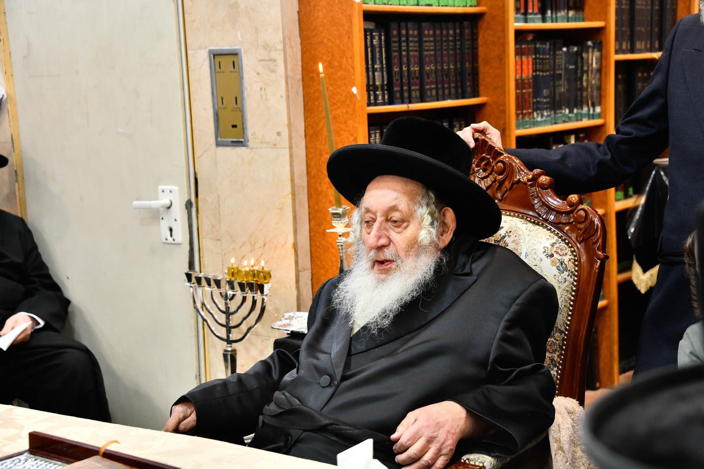 האדמו"ר מנאראל בהדלקת נרות חנוכה