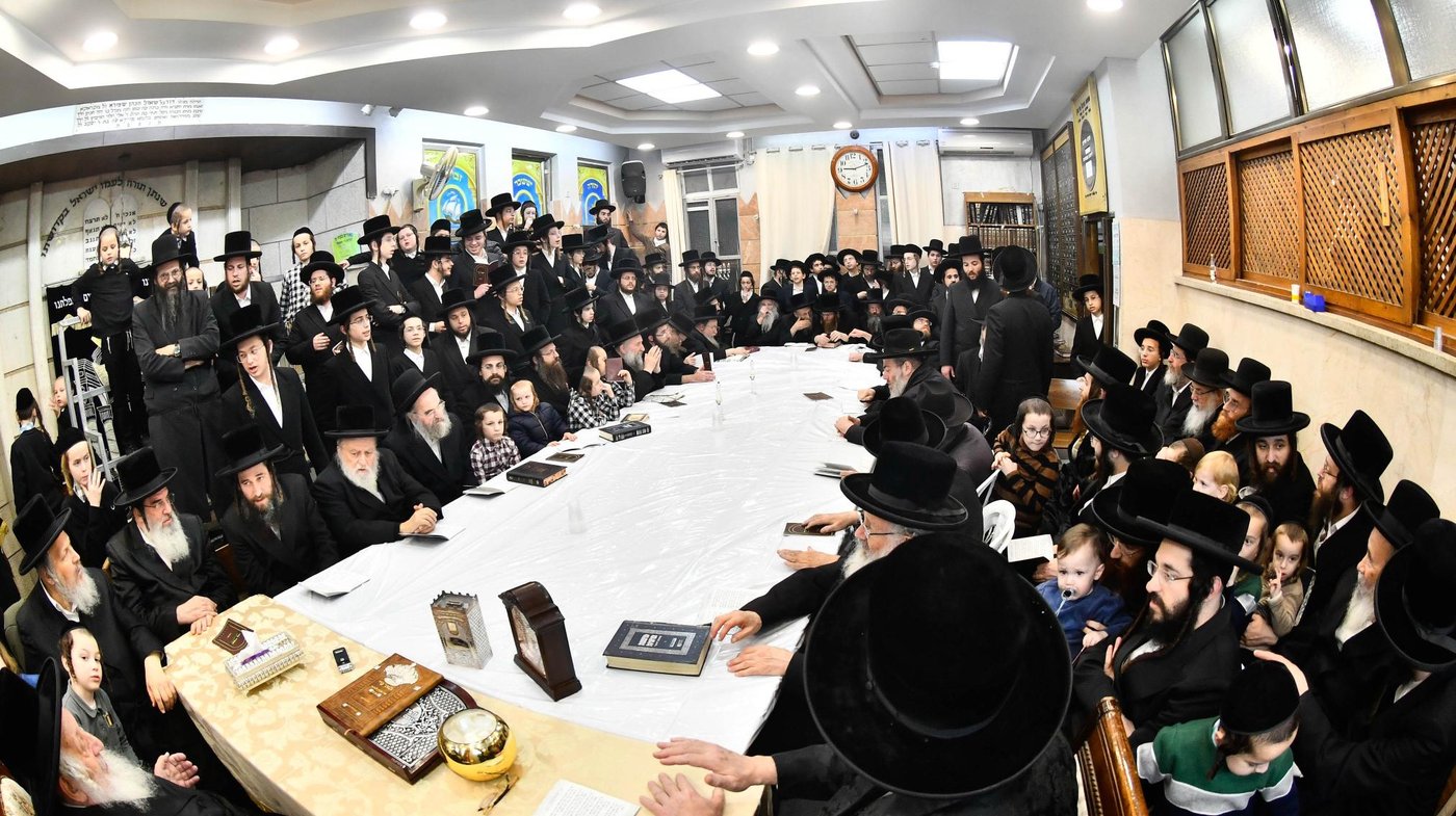 האדמו"ר מנאראל בהדלקת נרות חנוכה