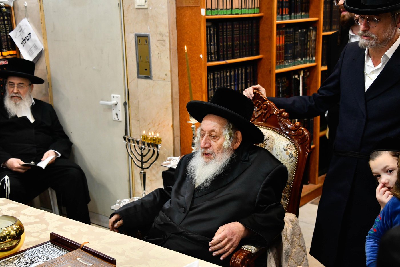 האדמו"ר מנאראל בהדלקת נרות חנוכה