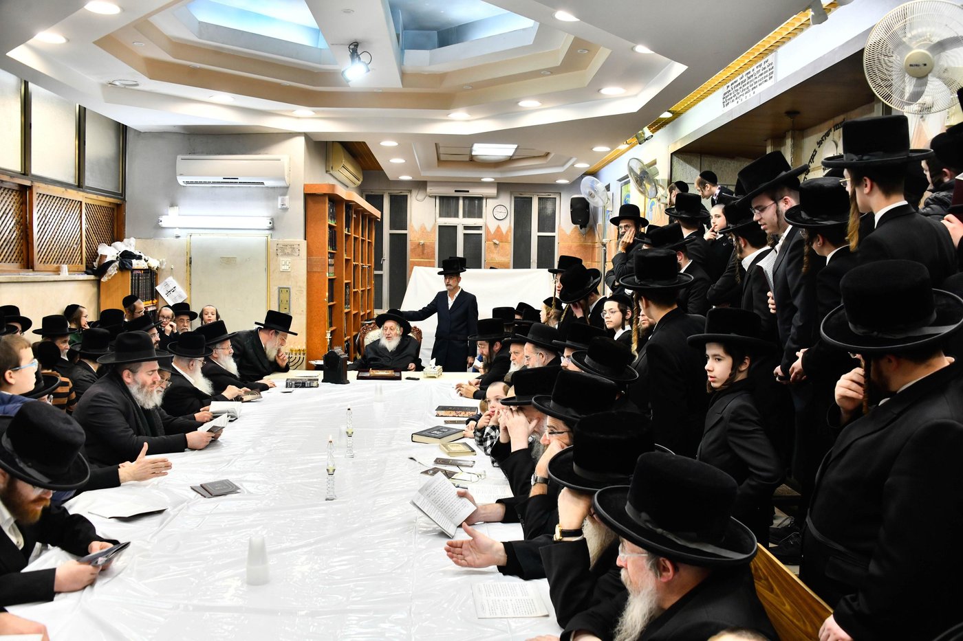 האדמו"ר מנאראל בהדלקת נרות חנוכה