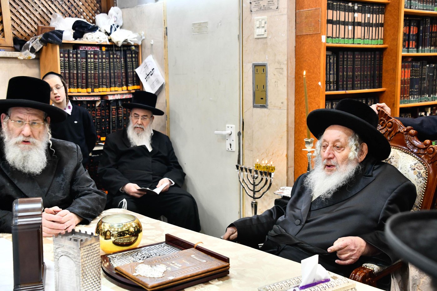 האדמו"ר מנאראל בהדלקת נרות חנוכה