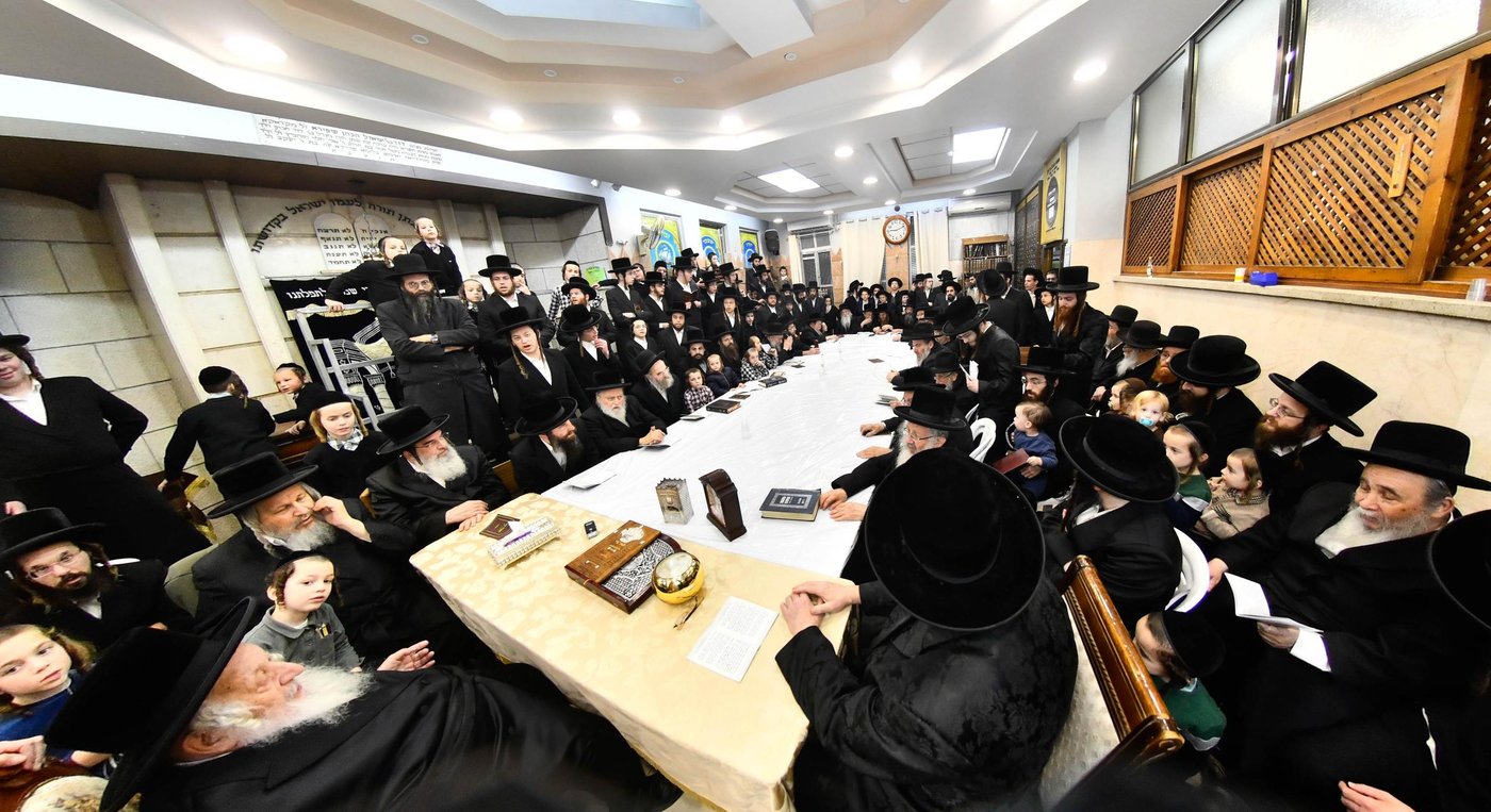 האדמו"ר מנאראל בהדלקת נרות חנוכה