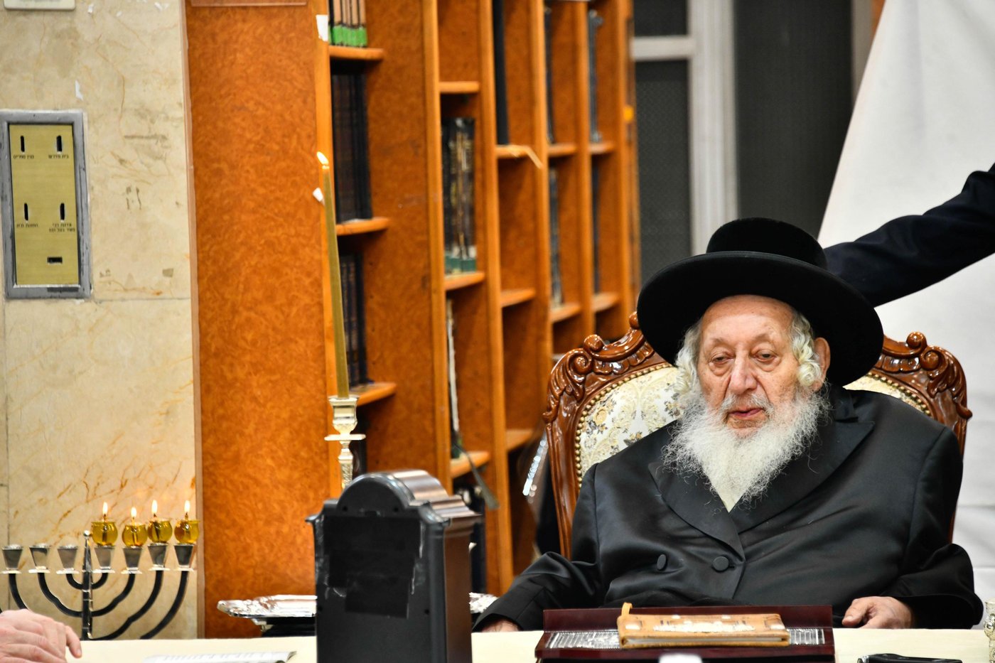 האדמו"ר מנאראל בהדלקת נרות חנוכה