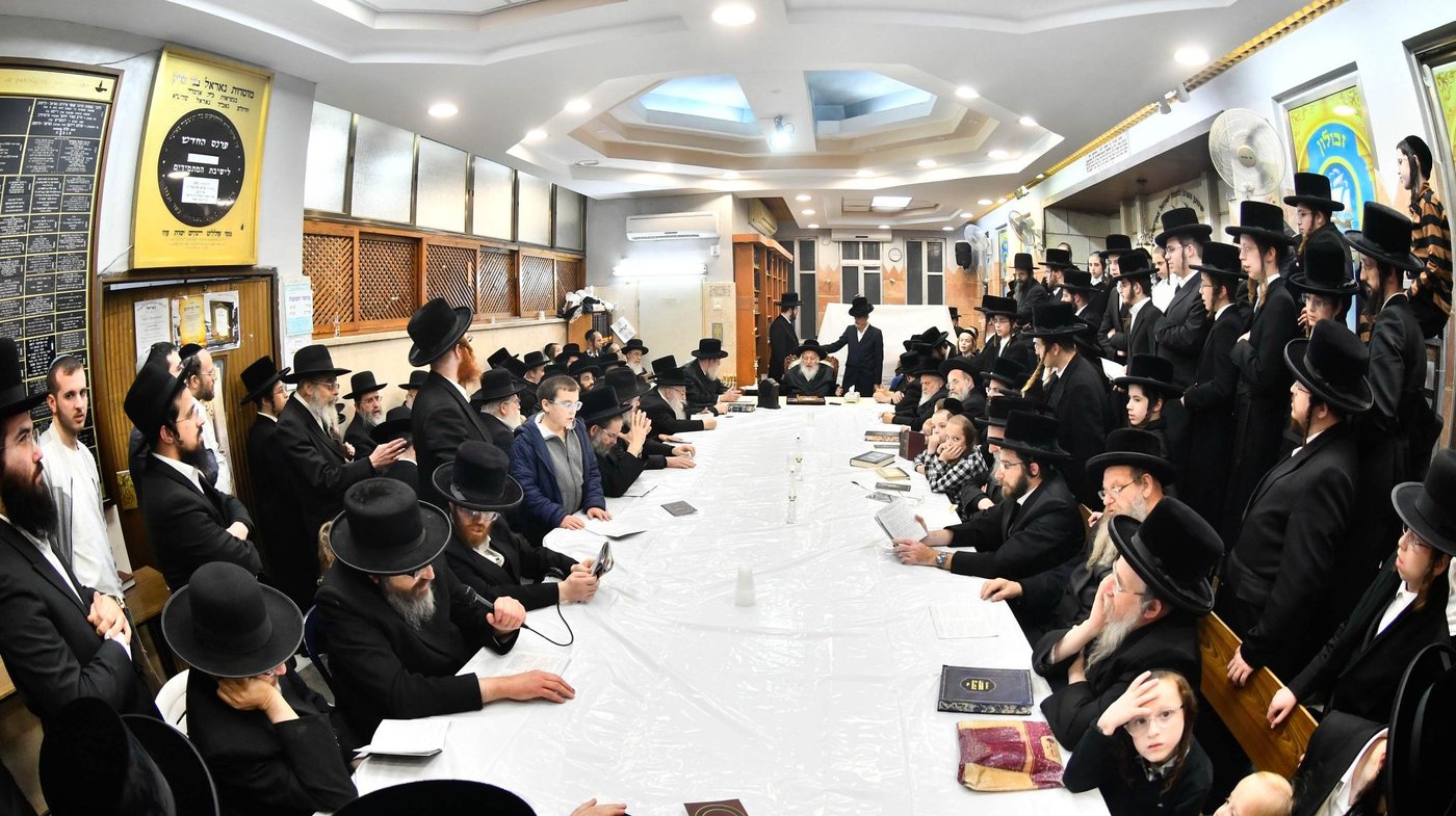 האדמו"ר מנאראל בהדלקת נרות חנוכה