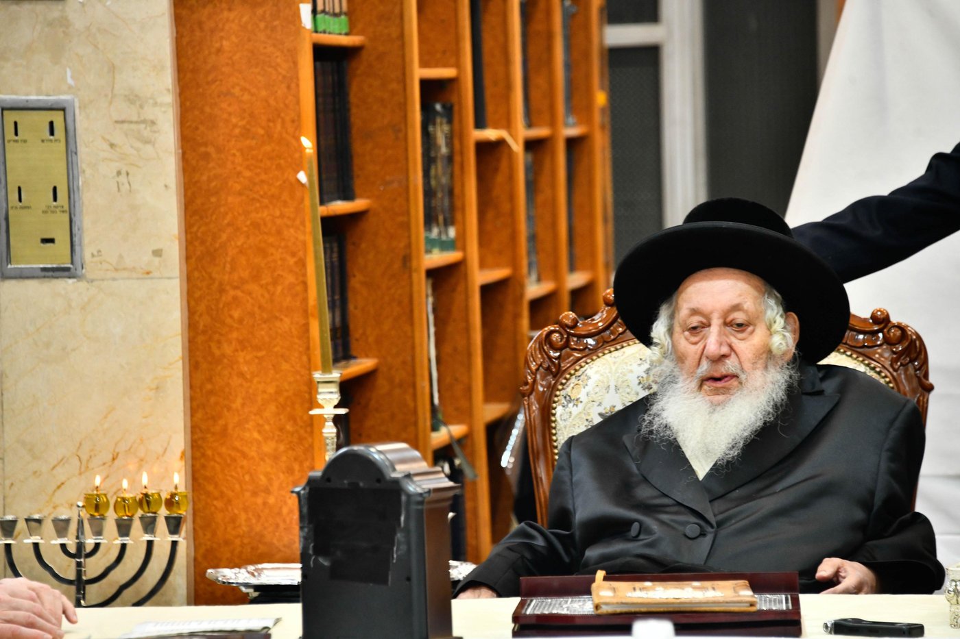 האדמו"ר מנאראל בהדלקת נרות חנוכה