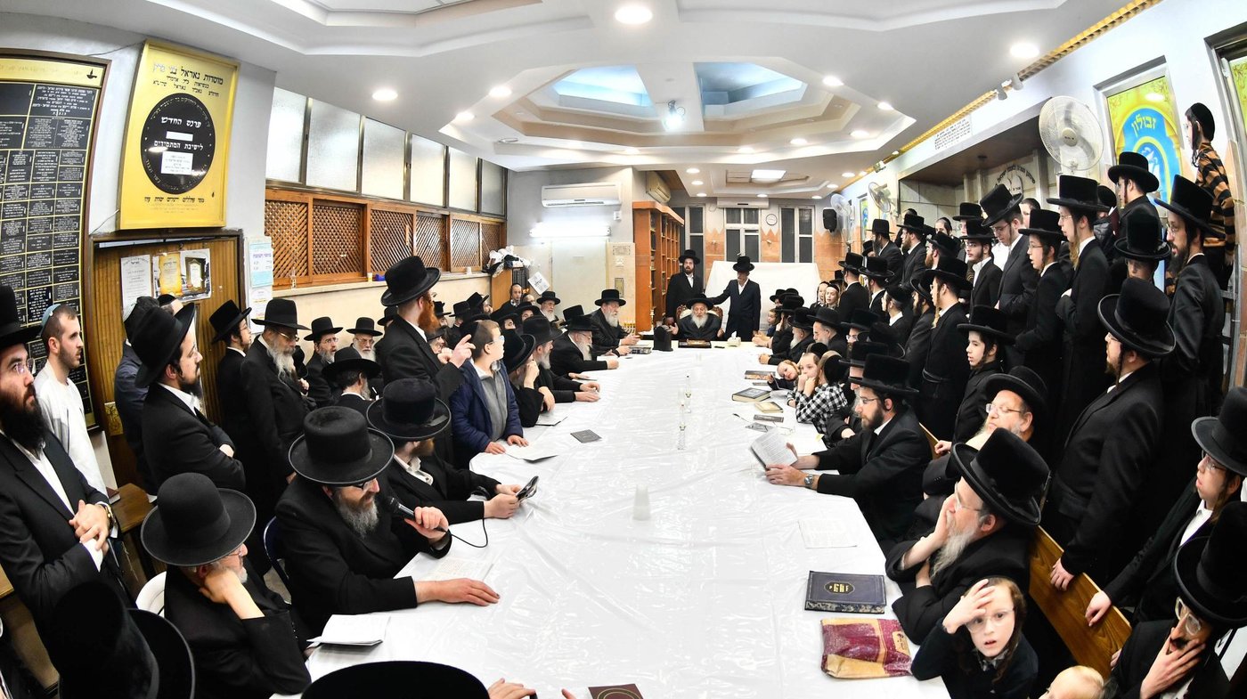 האדמו"ר מנאראל בהדלקת נרות חנוכה