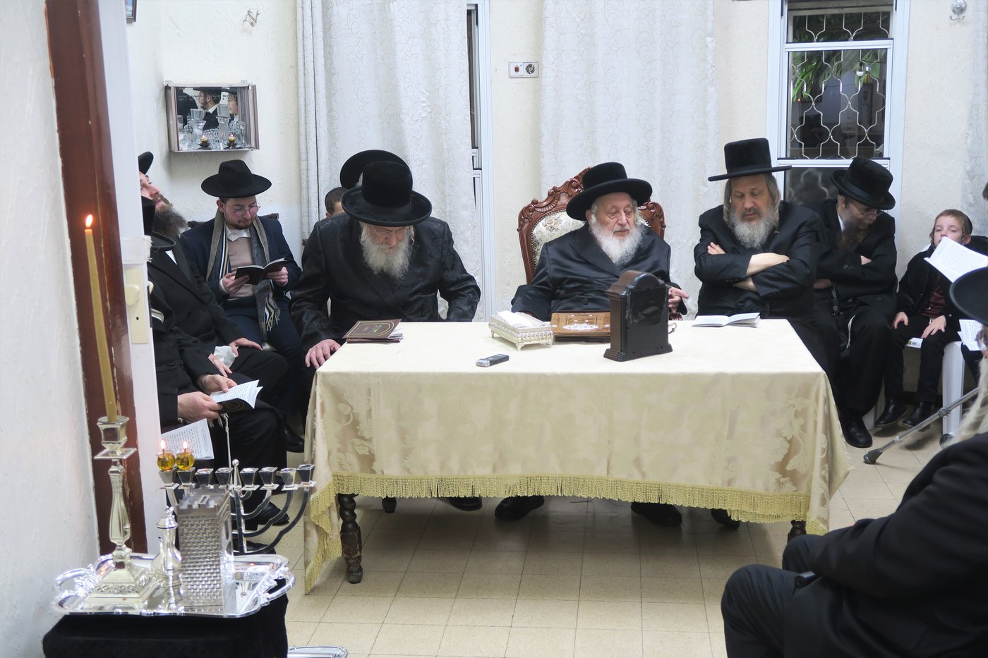 האדמו"ר מנאראל בהדלקת נרות חנוכה 