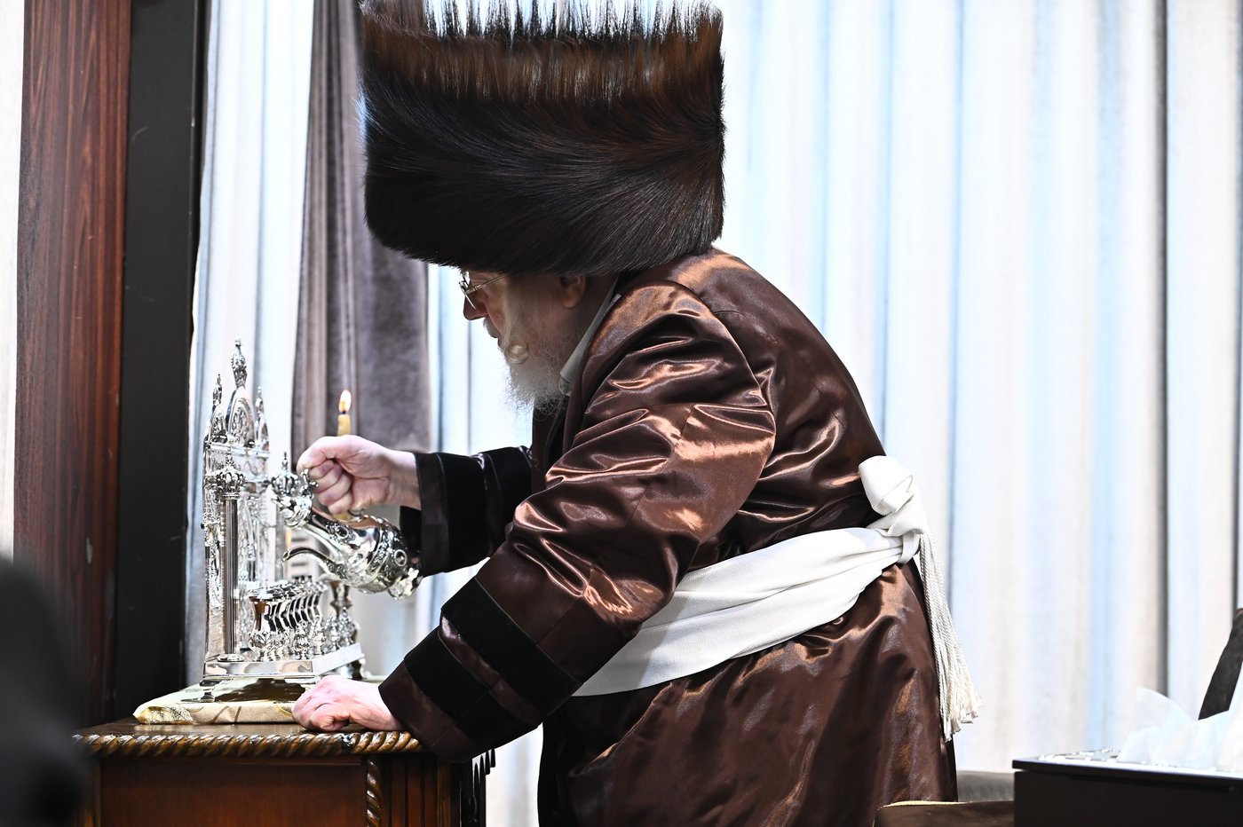 האדמו"ר מקרעטשניף בהדלקת נרות חנוכה