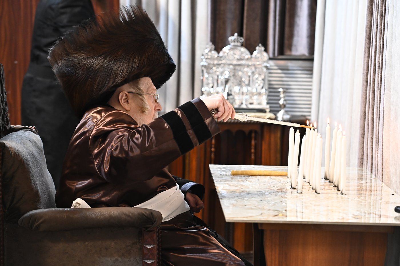 האדמו"ר מקרעטשניף בהדלקת נרות חנוכה