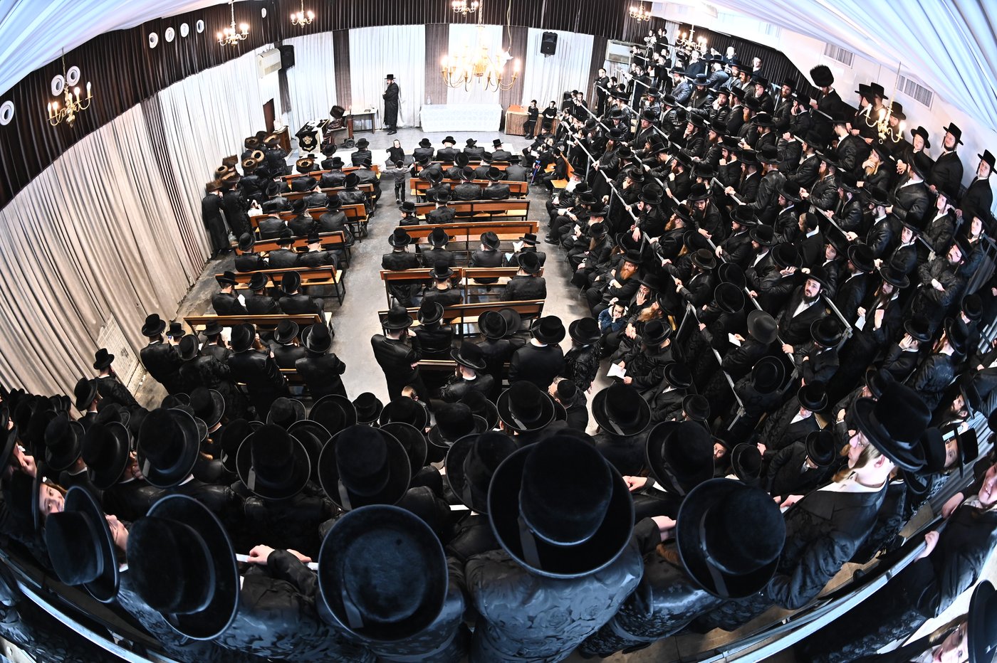 האדמו"ר מקרעטשניף בהדלקת נרות חנוכה