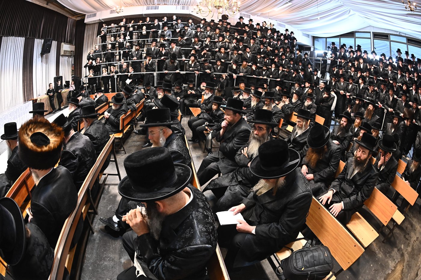 האדמו"ר מקרעטשניף בהדלקת נרות חנוכה