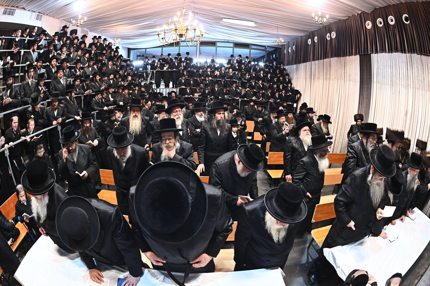 האדמו"ר מקרעטשניף בהדלקת נרות חנוכה