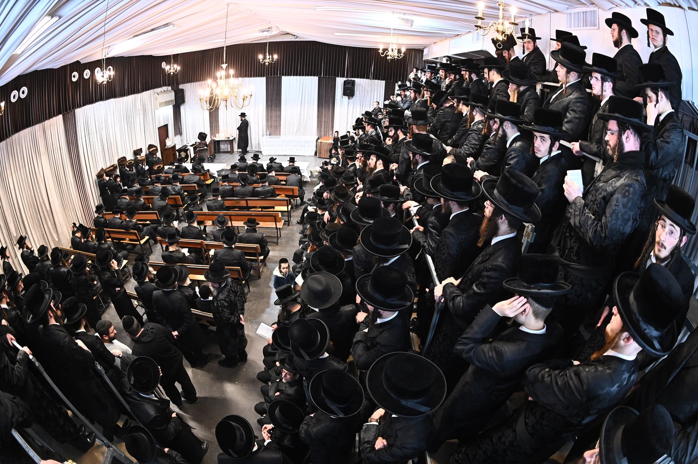 האדמו"ר מקרעטשניף בהדלקת נרות חנוכה