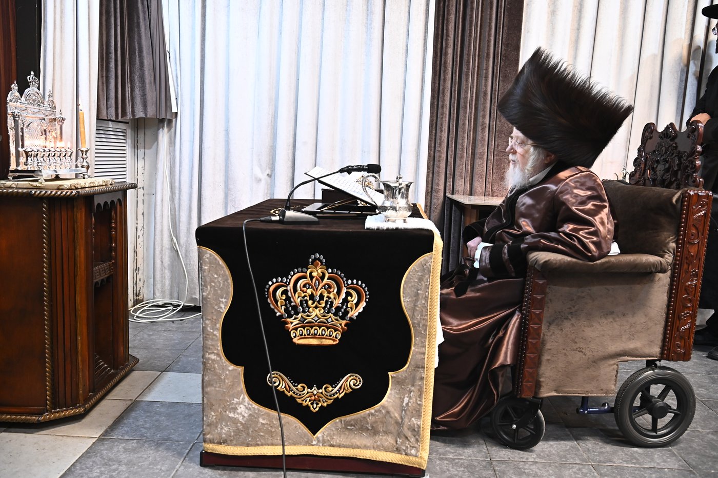 האדמו"ר מקרעטשניף בהדלקת נרות חנוכה