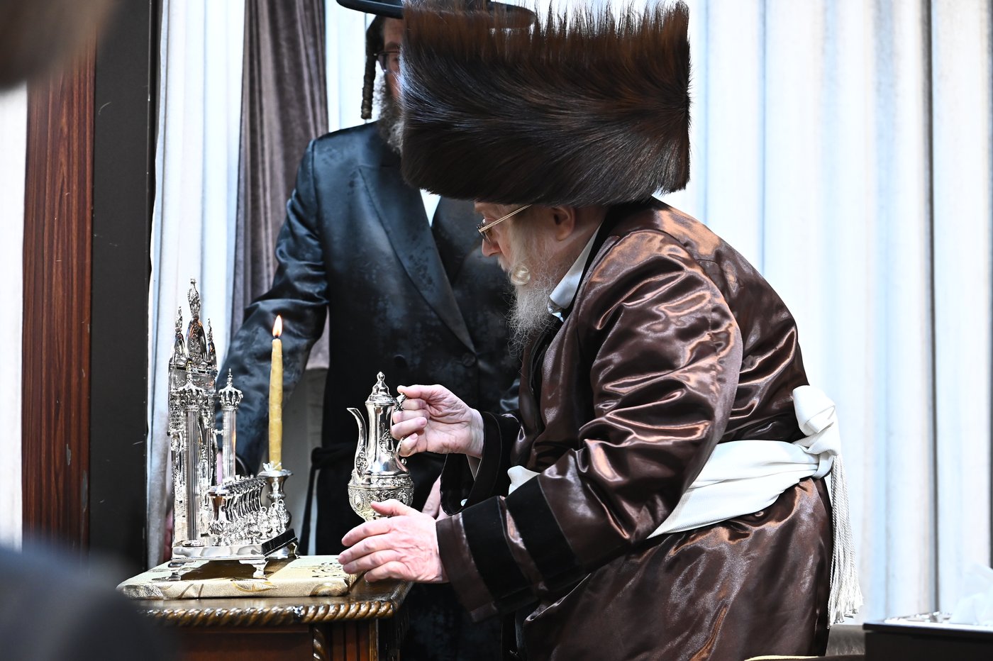 האדמו"ר מקרעטשניף בהדלקת נרות חנוכה