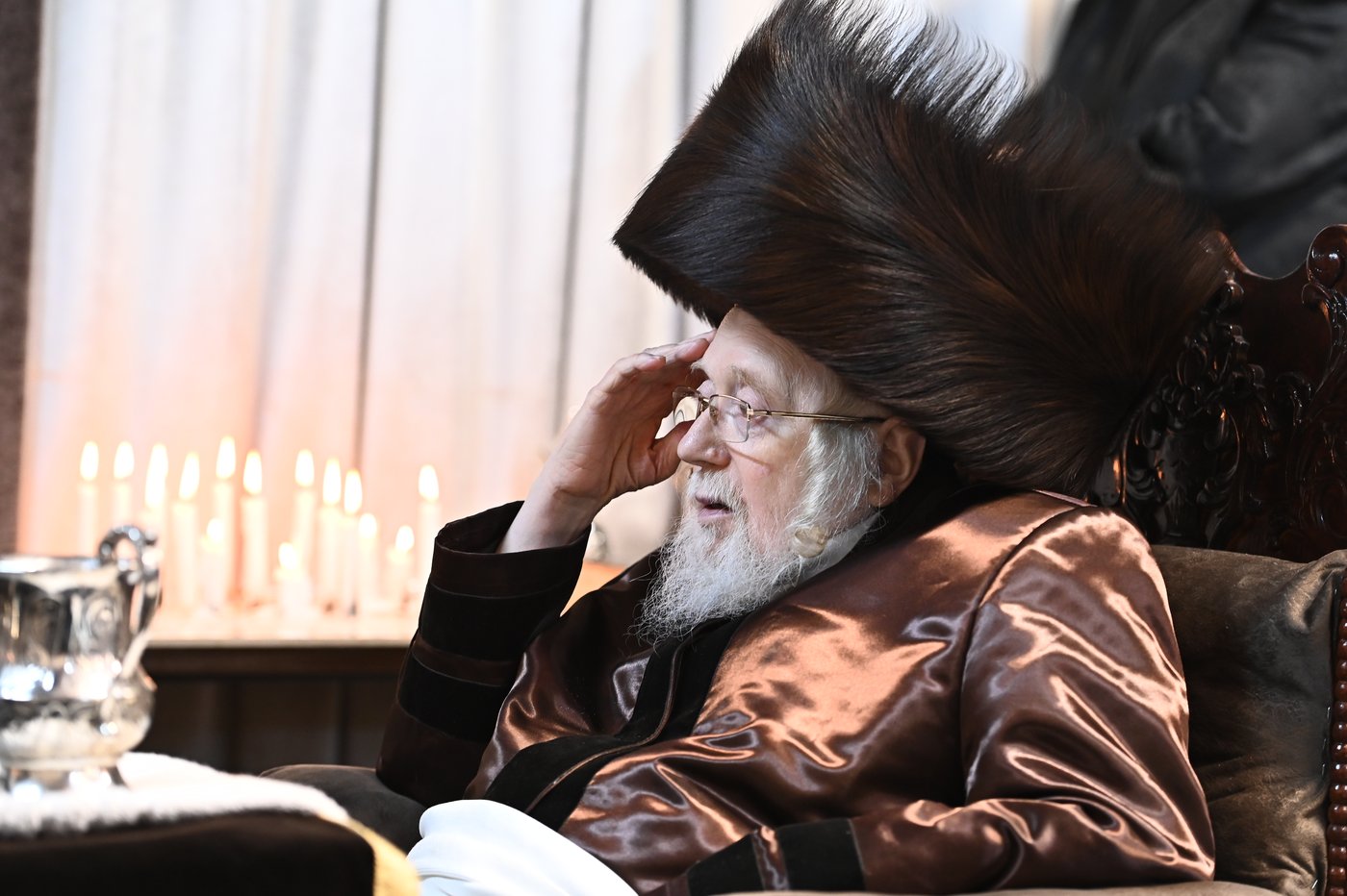 האדמו"ר מקרעטשניף בהדלקת נרות חנוכה