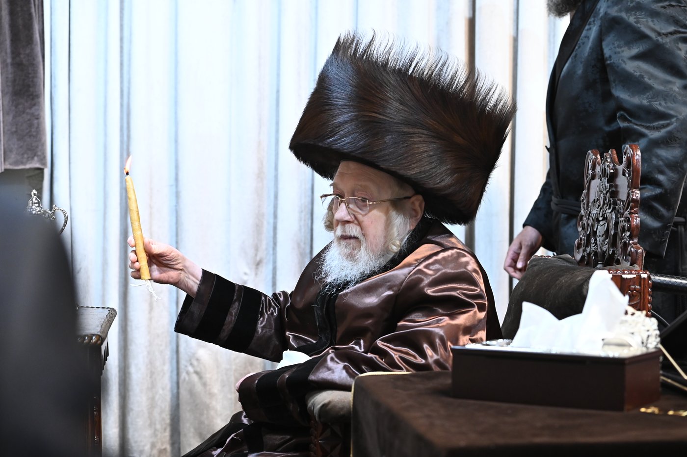 האדמו"ר מקרעטשניף בהדלקת נרות חנוכה