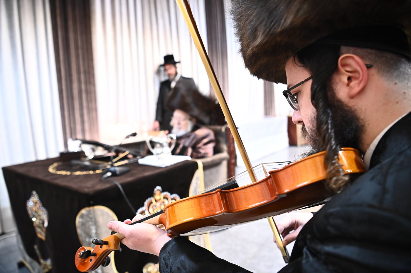 האדמו"ר מקרעטשניף בהדלקת נרות חנוכה