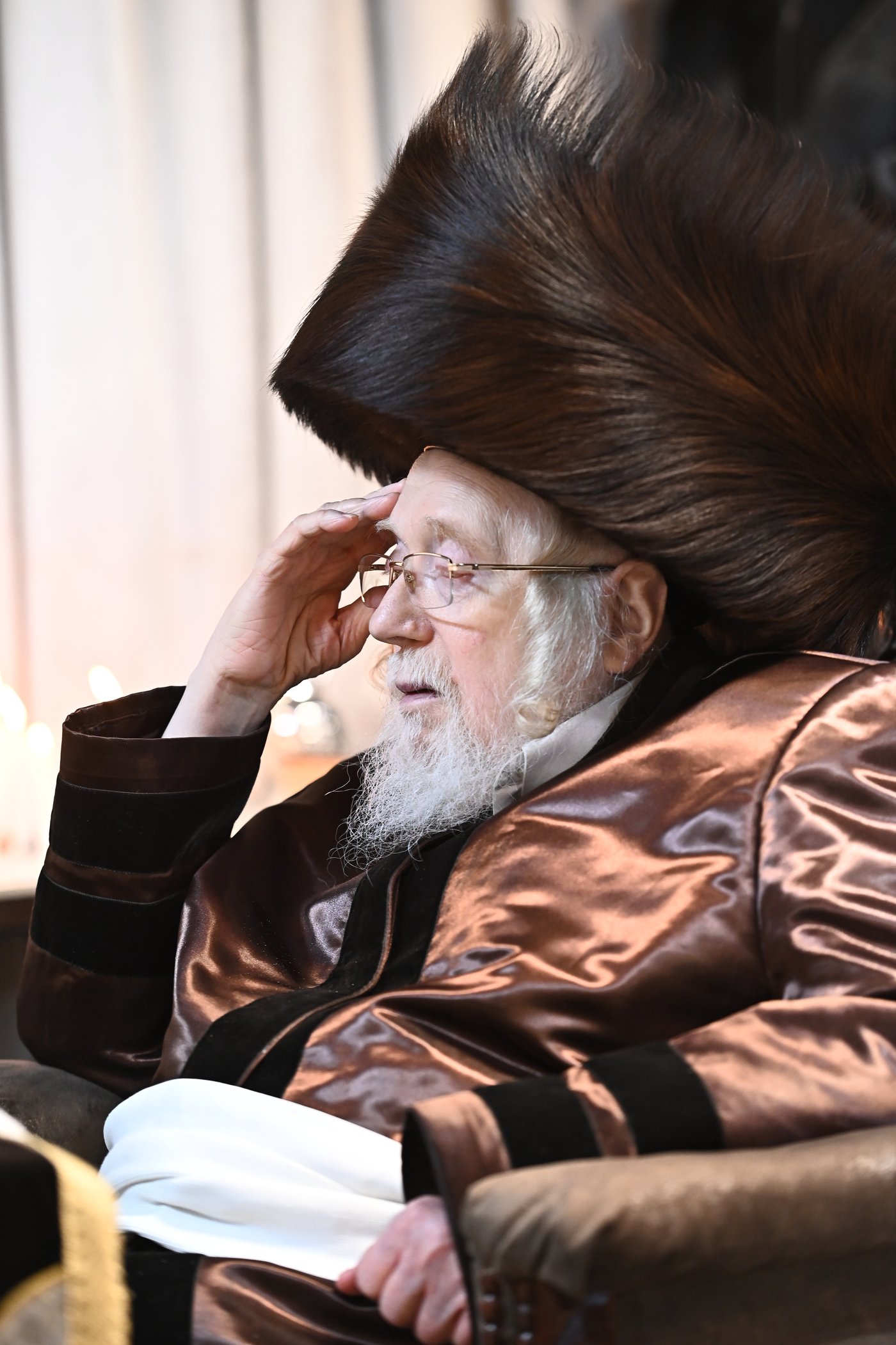 האדמו"ר מקרעטשניף בהדלקת נרות חנוכה