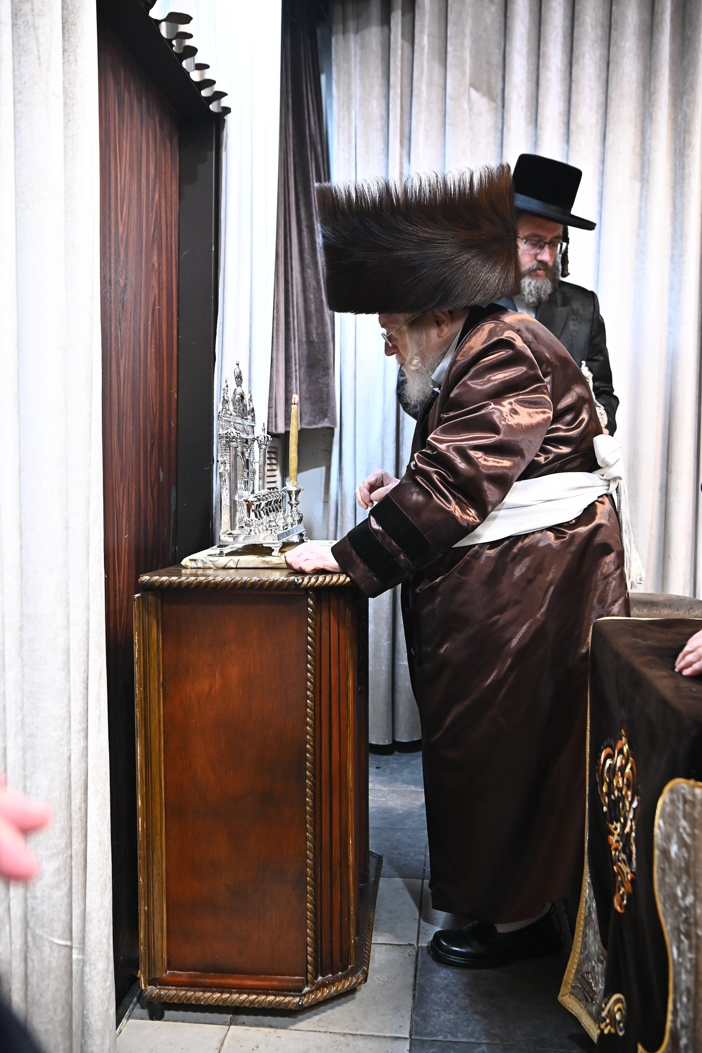 האדמו"ר מקרעטשניף בהדלקת נרות חנוכה