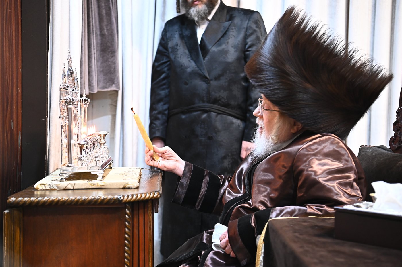 האדמו"ר מקרעטשניף בהדלקת נרות חנוכה