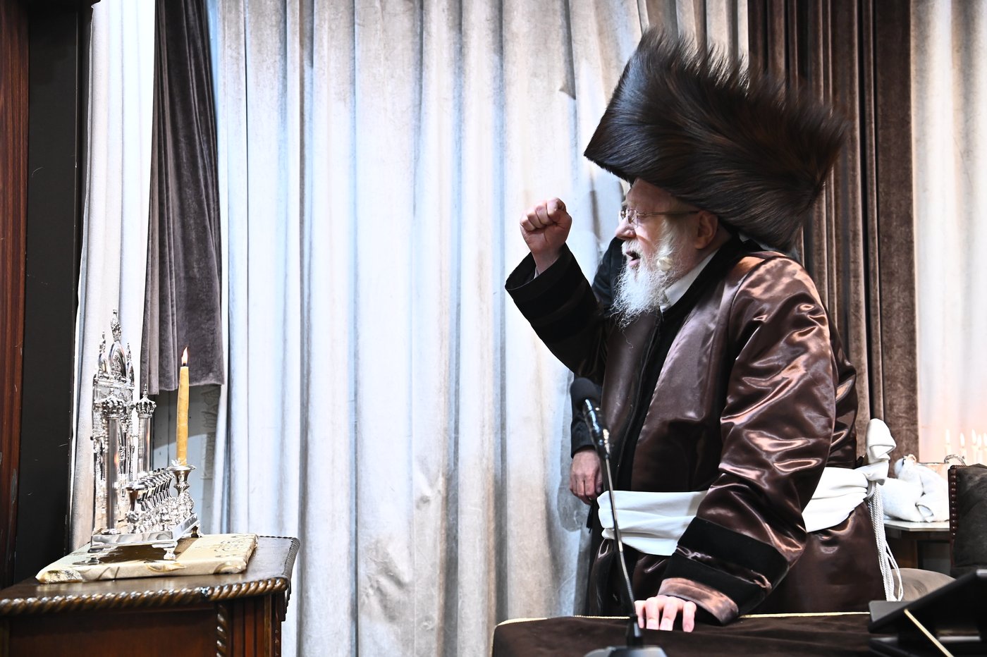 האדמו"ר מקרעטשניף בהדלקת נרות חנוכה